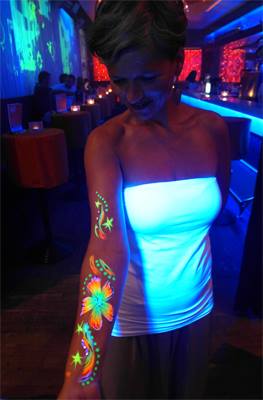 NEON-Blacklight-Painting-Bodypainting-Service 